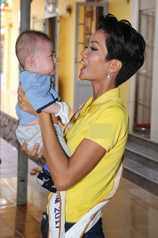 Hoa hậu HHen Niê đi từ thiện cùng Miss Universe 2008 Dayana Mendoza