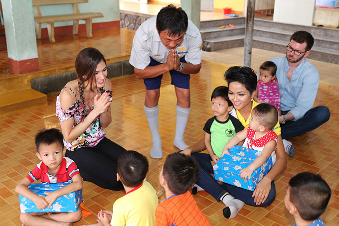 Hoa hậu HHen Niê đi từ thiện cùng Miss Universe 2008 Dayana Mendoza