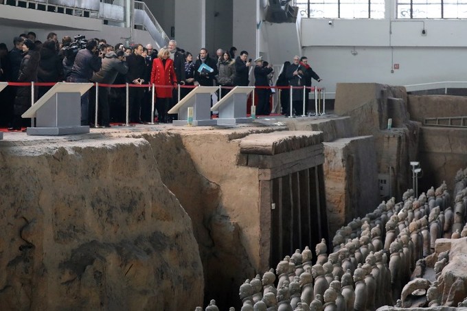 Tổng thống Pháp thăm đội quân đất nung của Tần Thủy Hoàng