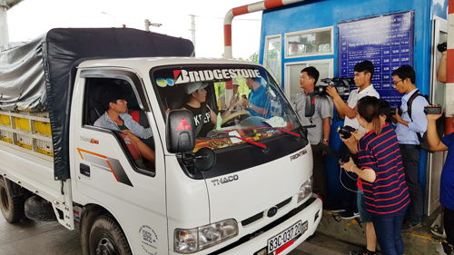 Tài xế ôtô biển xanh phản đối trạm BOT Sóc Trăng