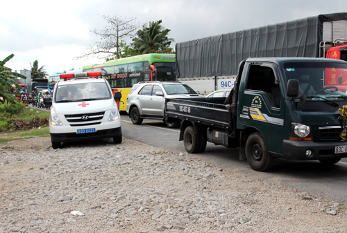 Tài xế la hét phản đối trạm BOT Sóc Trăng, quốc lộ 1 tê liệt