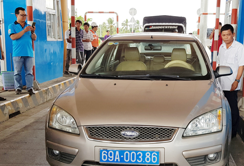 Tài xế ôtô biển xanh phản đối trạm BOT Sóc Trăng