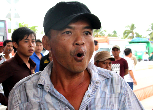 Tài xế la hét phản đối trạm BOT Sóc Trăng, quốc lộ 1 tê liệt