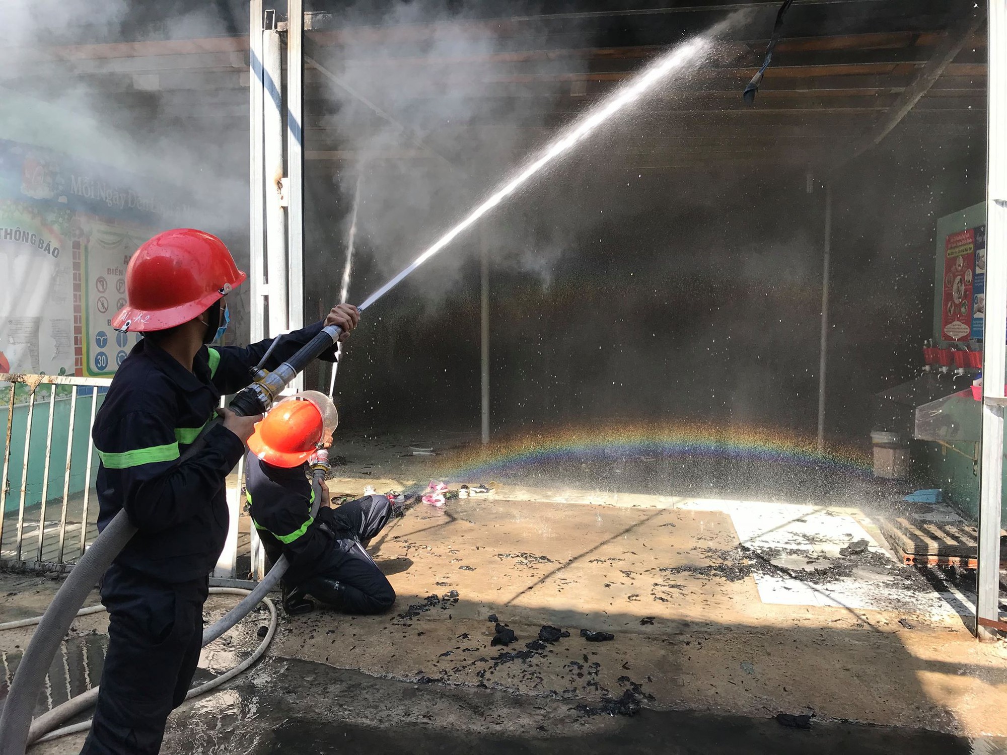 Giáo viên ôm trẻ tháo chạy thục mạng khỏi đám cháy lớn ở tỉnh Bình Dương