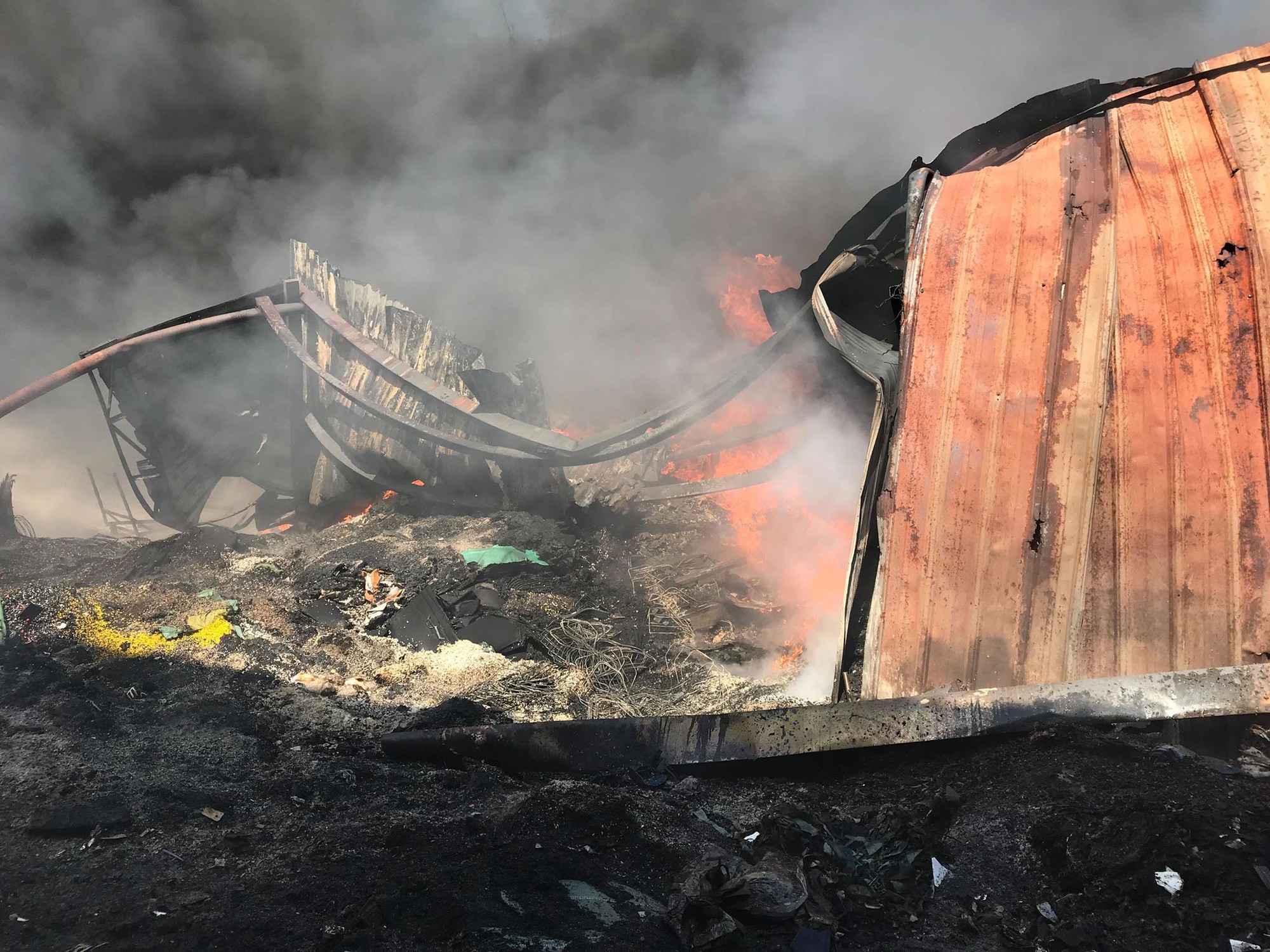 Giáo viên ôm trẻ tháo chạy thục mạng khỏi đám cháy lớn ở tỉnh Bình Dương