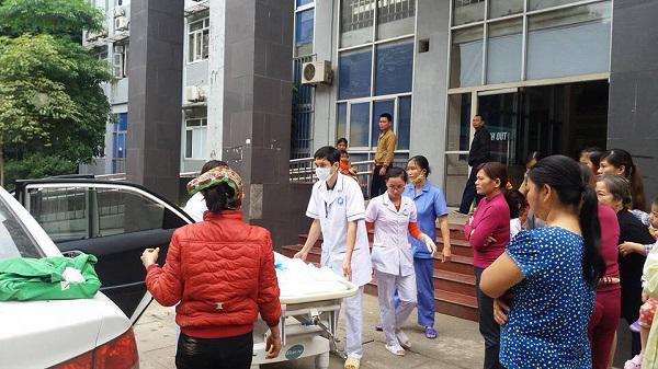 Mẹ bầu đẻ rơi trên taxi, con bị ngạt tím tái và điều kỳ diệu đã đến khi đi 10km