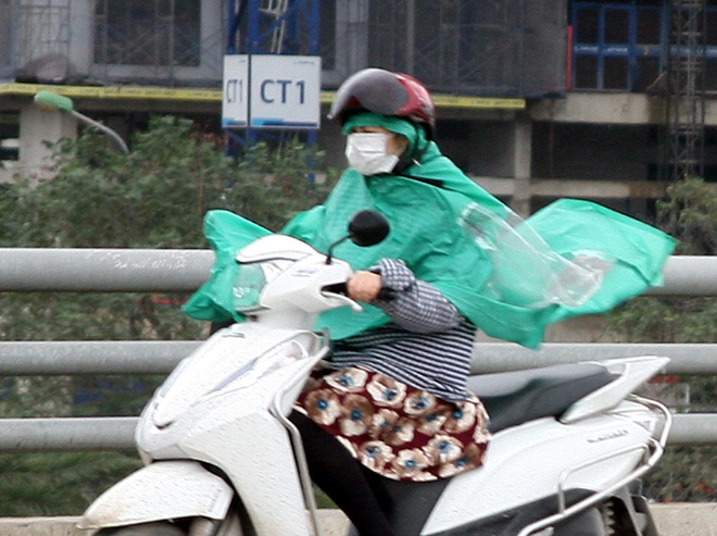 Hà Nội: Gió thổi mạnh, nhiều người đi xe máy chao đảo khi qua cầu vượt, tòa nhà cao tầng