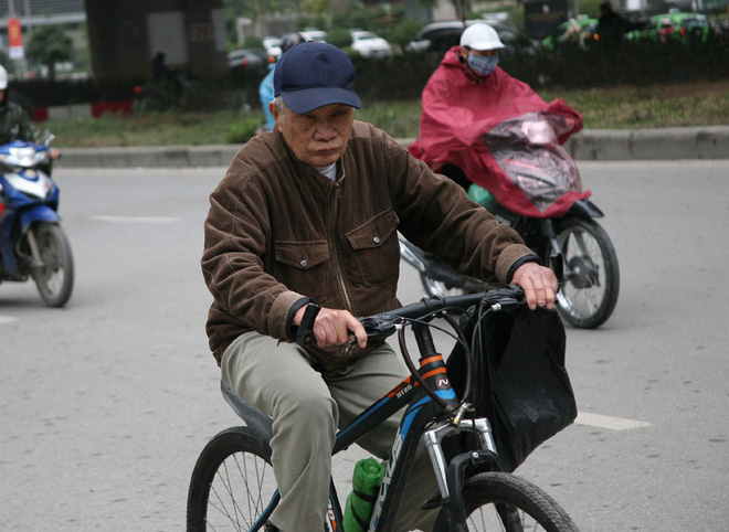 Hà Nội: Gió thổi mạnh, nhiều người đi xe máy chao đảo khi qua cầu vượt, tòa nhà cao tầng