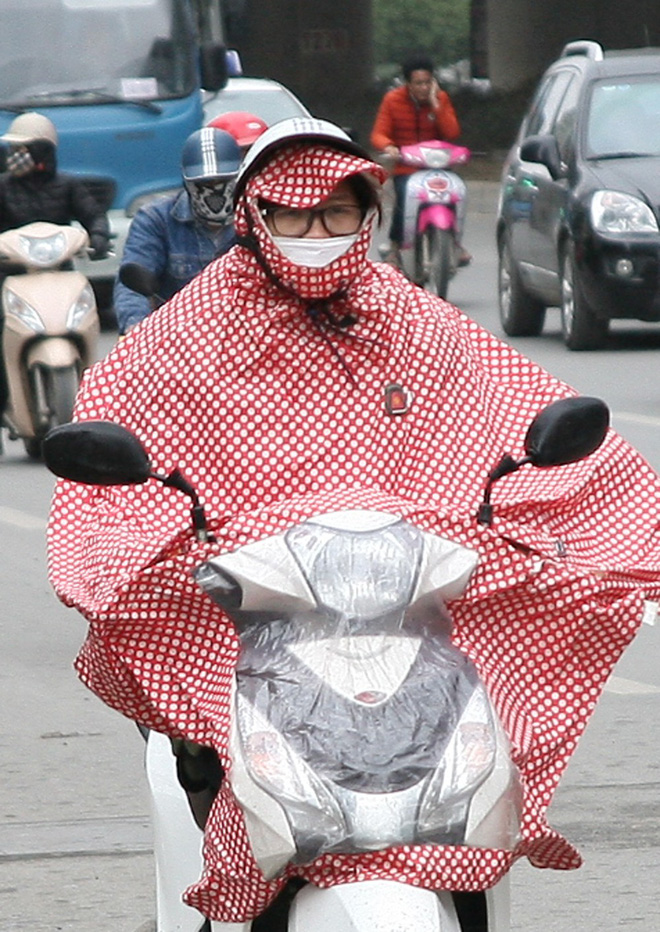 Hà Nội: Gió thổi mạnh, nhiều người đi xe máy chao đảo khi qua cầu vượt, tòa nhà cao tầng