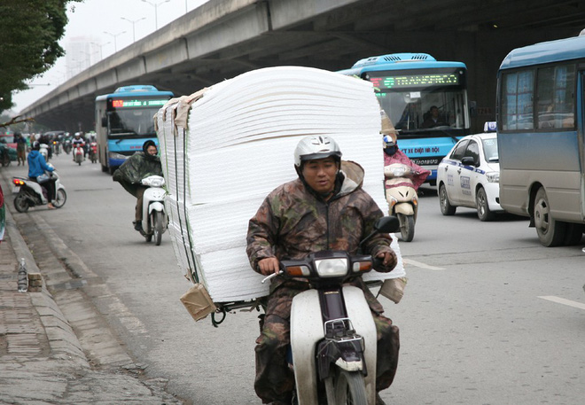 Hà Nội: Gió thổi mạnh, nhiều người đi xe máy chao đảo khi qua cầu vượt, tòa nhà cao tầng