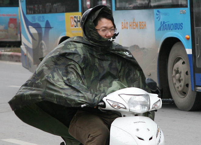 Hà Nội: Gió thổi mạnh, nhiều người đi xe máy chao đảo khi qua cầu vượt, tòa nhà cao tầng