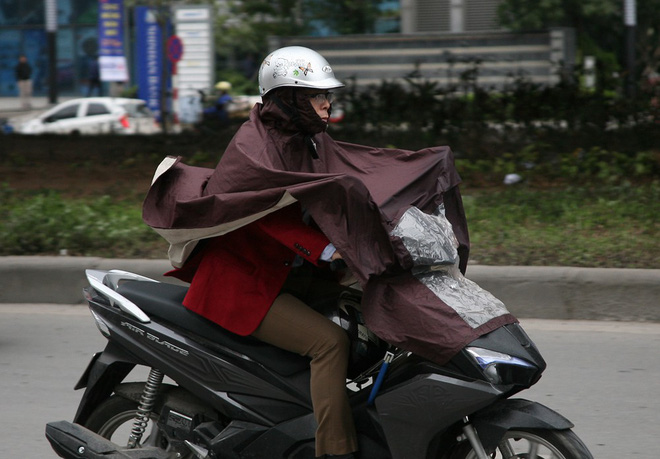 Hà Nội: Gió thổi mạnh, nhiều người đi xe máy chao đảo khi qua cầu vượt, tòa nhà cao tầng