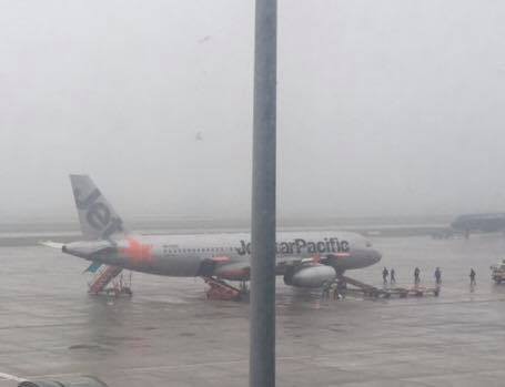 Máy bay Jetstar đi Sài Gòn hạ cánh ngay sau khi vừa cất cánh tại Nội Bài
