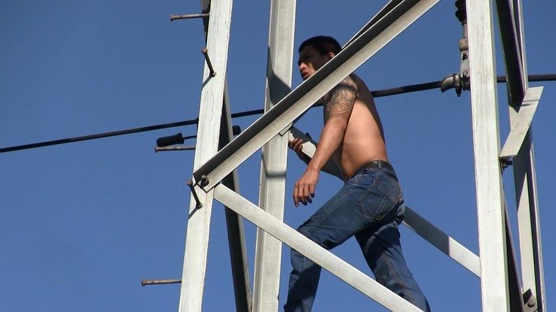 Giải cứu người đàn ông nghi ngáo đá leo cột điện