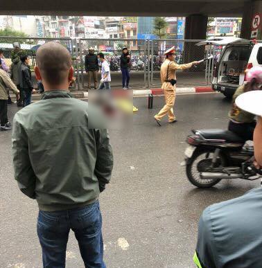Hà Nội: Nam thanh niên thoi thóp dưới đường nghi rơi từ cầu vượt ngã Tư Sở xuống