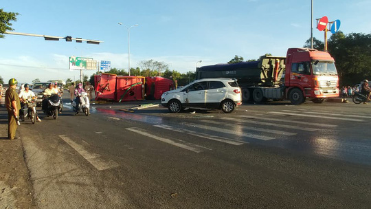 Xe cứu hỏa tông 3 ô tô khi đi chữa cháy