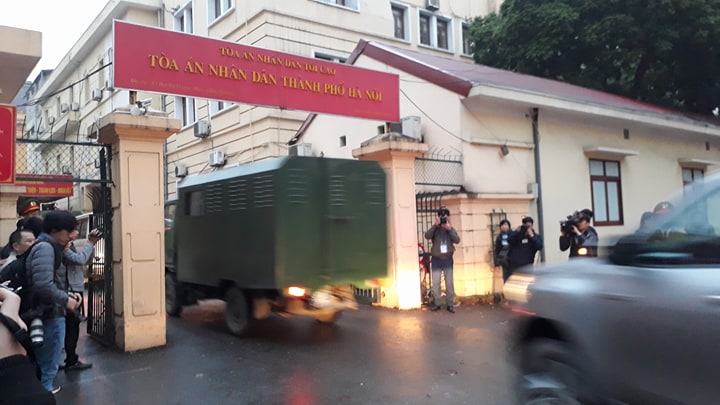 Những hình ảnh đầu tiên về đoàn xe chở ông Đinh La Thăng đến tòa án Những hình ảnh đầu tiên về đoàn xe chở ông Đinh La Thăng đến tòa án