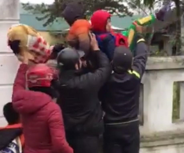 Vụ bế trẻ mầm non qua tường rào: Giáo viên nói trưởng phòng giáo dục gian dối