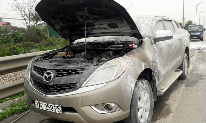 Xe Mazda bán tải bốc cháy khi lưu thông trên quốc lộ 1