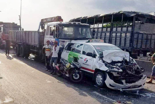 Cứu thiếu niên kẹt trong cabin sau khi 3 ô tô tông nhau