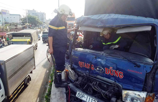 Cứu thiếu niên kẹt trong cabin sau khi 3 ô tô tông nhau