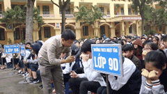 Học sinh cùng thầy cô ở Hà Nội khóc như mưa giữa sân trường vì một bài chia sẻ