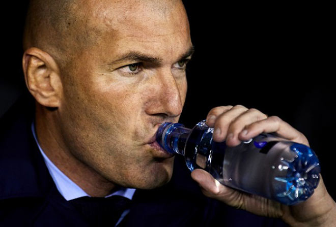 Real loạn: Zidane mắng học trò như mổ bò, dàn sao thi nhau văng tục