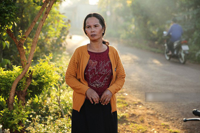 Bố HHen Niê vẫn tất bật với công việc làm ruộng, bốc vác dù con gái vừa đăng quang Hoa hậu Hoàn vũ Việt Nam