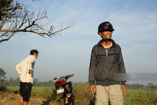 Bố HHen Niê vẫn tất bật với công việc làm ruộng, bốc vác dù con gái vừa đăng quang Hoa hậu Hoàn vũ Việt Nam