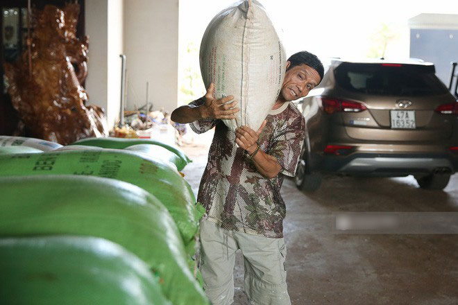 Bố HHen Niê vẫn tất bật với công việc làm ruộng, bốc vác dù con gái vừa đăng quang Hoa hậu Hoàn vũ Việt Nam Bố HHen Niê vẫn tất bật với công việc làm ruộng, bốc vác dù con gái vừa đăng quang Hoa hậu Hoàn vũ Việt Nam