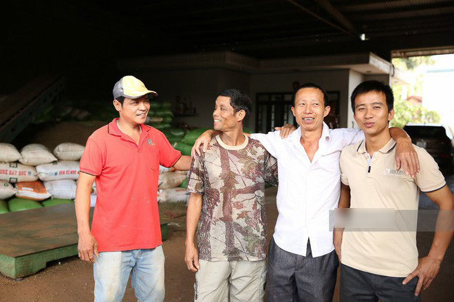 Bố HHen Niê vẫn tất bật với công việc làm ruộng, bốc vác dù con gái vừa đăng quang Hoa hậu Hoàn vũ Việt Nam Bố HHen Niê vẫn tất bật với công việc làm ruộng, bốc vác dù con gái vừa đăng quang Hoa hậu Hoàn vũ Việt Nam