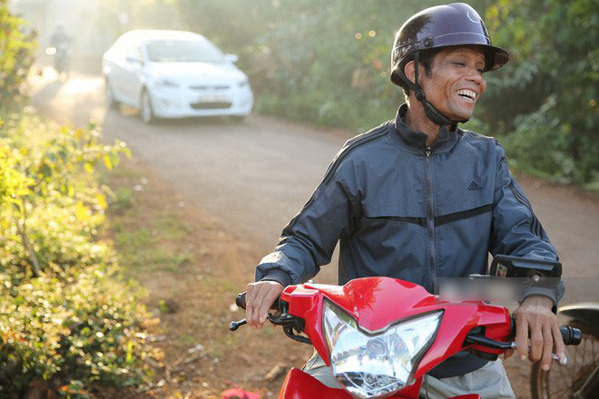 Bố HHen Niê vẫn tất bật với công việc làm ruộng, bốc vác dù con gái vừa đăng quang Hoa hậu Hoàn vũ Việt Nam