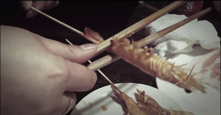 Đi ăn chỉ cần một đôi đũa là bạn có thể bóc tôm vèo vèo mà chẳng hề bẩn tay Đi ăn chỉ cần một đôi đũa là bạn có thể bóc tôm vèo vèo mà chẳng hề bẩn tay