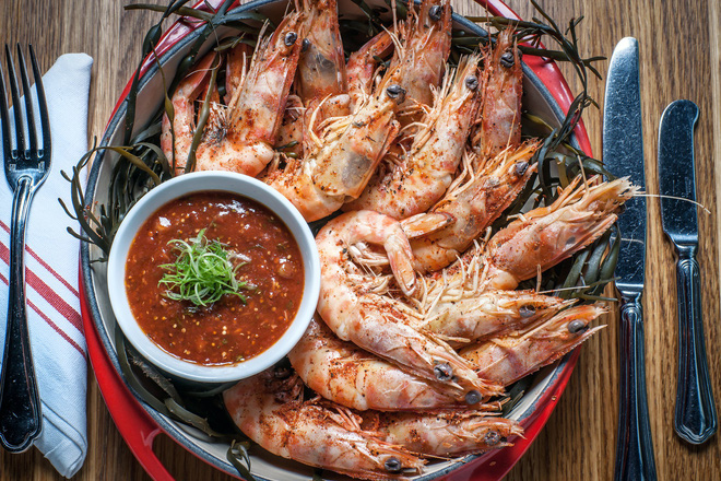 Đi ăn chỉ cần một đôi đũa là bạn có thể bóc tôm vèo vèo mà chẳng hề bẩn tay Đi ăn chỉ cần một đôi đũa là bạn có thể bóc tôm vèo vèo mà chẳng hề bẩn tay
