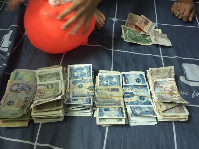 Cậu bé 10 tuổi tích cóp bao lâu mới được 2 triệu, bà nội vừa nằm viện, lập tức khui heo hùn tiền cứu bà