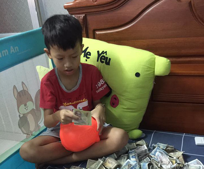 Cậu bé 10 tuổi tích cóp bao lâu mới được 2 triệu, bà nội vừa nằm viện, lập tức khui heo hùn tiền cứu bà