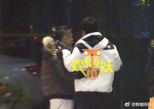 Giả Nãi Lượng suy sụp, say khướt, ôm chặt lấy bạn mà nức nở sau scandal ngoại tình của Lý Tiểu Lộ