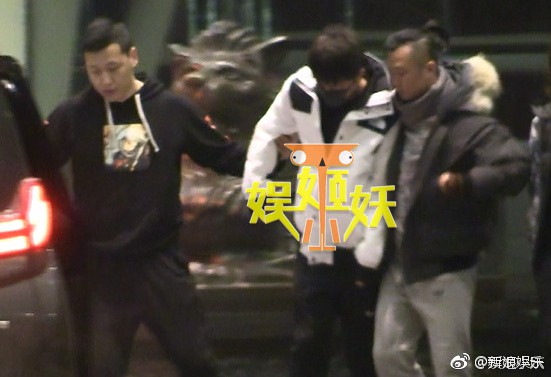 Giả Nãi Lượng suy sụp, say khướt, ôm chặt lấy bạn mà nức nở sau scandal ngoại tình của Lý Tiểu Lộ