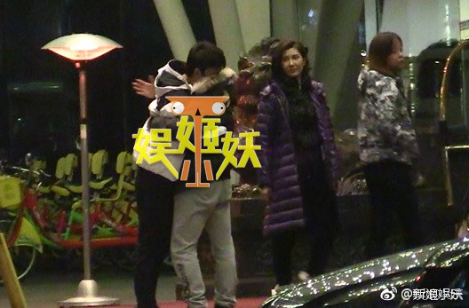 Giả Nãi Lượng suy sụp, say khướt, ôm chặt lấy bạn mà nức nở sau scandal ngoại tình của Lý Tiểu Lộ