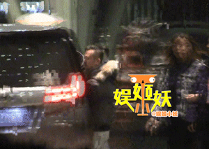 Giả Nãi Lượng suy sụp, say khướt, ôm chặt lấy bạn mà nức nở sau scandal ngoại tình của Lý Tiểu Lộ Giả Nãi Lượng suy sụp, say khướt, ôm chặt lấy bạn mà nức nở sau scandal ngoại tình của Lý Tiểu Lộ