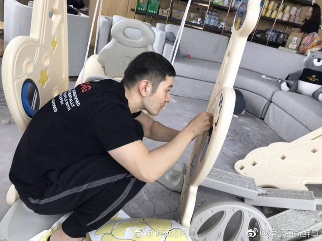 Huỳnh Hiểu Minh được khen ngợi hết lời khi tự tay làm cầu trượt cho con trai, đi dép yêu vợ