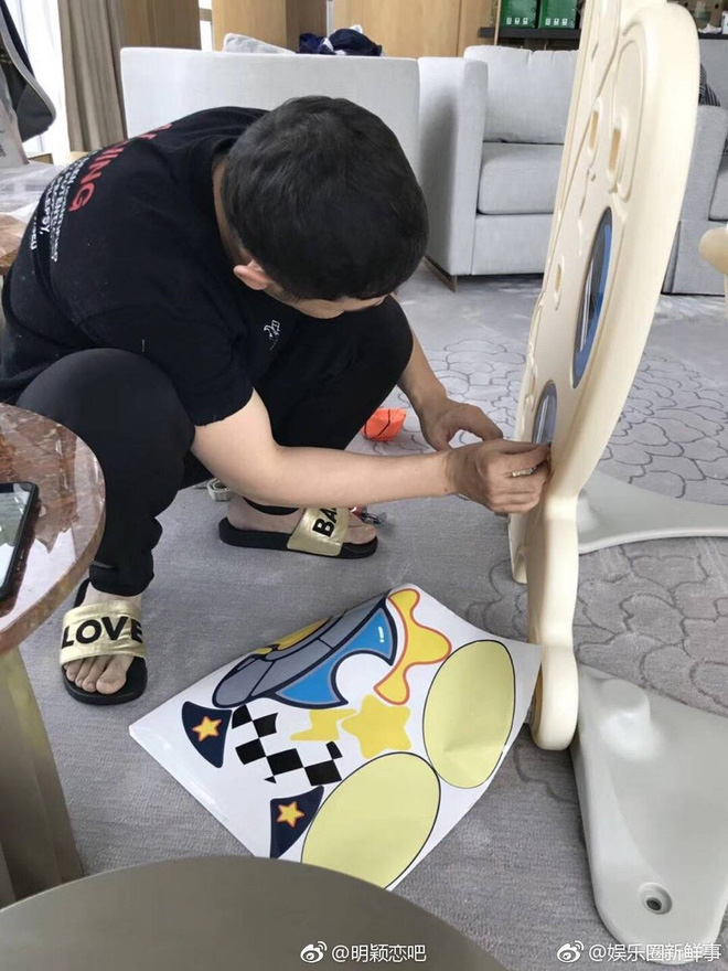 Huỳnh Hiểu Minh được khen ngợi hết lời khi tự tay làm cầu trượt cho con trai, đi dép yêu vợ