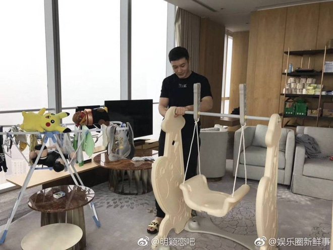 Huỳnh Hiểu Minh được khen ngợi hết lời khi tự tay làm cầu trượt cho con trai, đi dép yêu vợ Huỳnh Hiểu Minh được khen ngợi hết lời khi tự tay làm cầu trượt cho con trai, đi dép yêu vợ