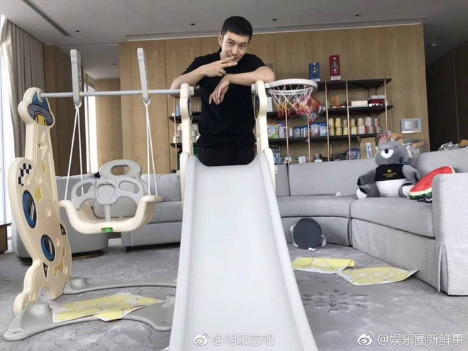 Huỳnh Hiểu Minh được khen ngợi hết lời khi tự tay làm cầu trượt cho con trai, đi dép yêu vợ Huỳnh Hiểu Minh được khen ngợi hết lời khi tự tay làm cầu trượt cho con trai, đi dép yêu vợ