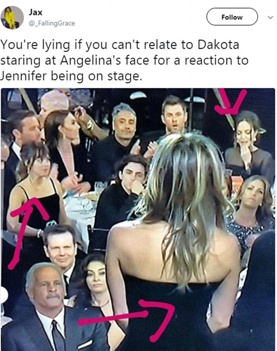 Jolie cúi mặt, né tránh nhìn Jennifer Aniston khi ngồi cùng phòng