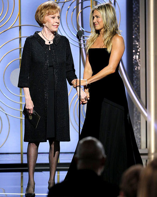 Jolie cúi mặt, né tránh nhìn Jennifer Aniston khi ngồi cùng phòng