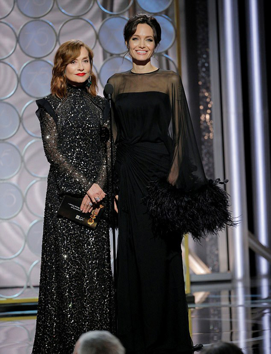 Jolie cúi mặt, né tránh nhìn Jennifer Aniston khi ngồi cùng phòng