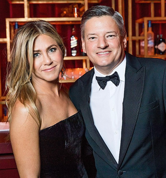 Jolie cúi mặt, né tránh nhìn Jennifer Aniston khi ngồi cùng phòng