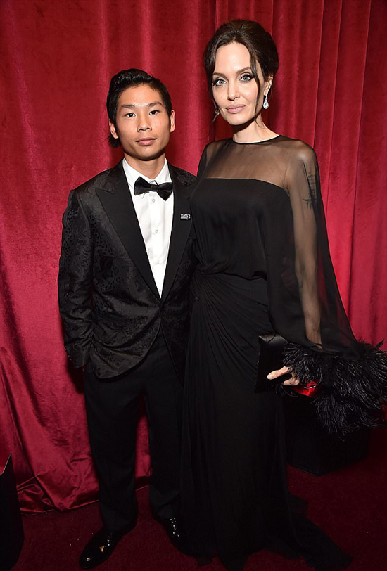 Jolie cúi mặt, né tránh nhìn Jennifer Aniston khi ngồi cùng phòng