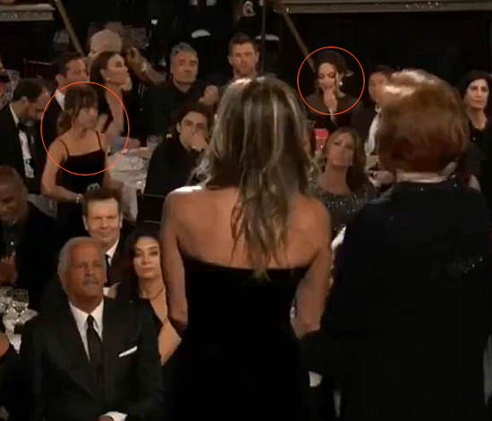 Jolie cúi mặt, né tránh nhìn Jennifer Aniston khi ngồi cùng phòng